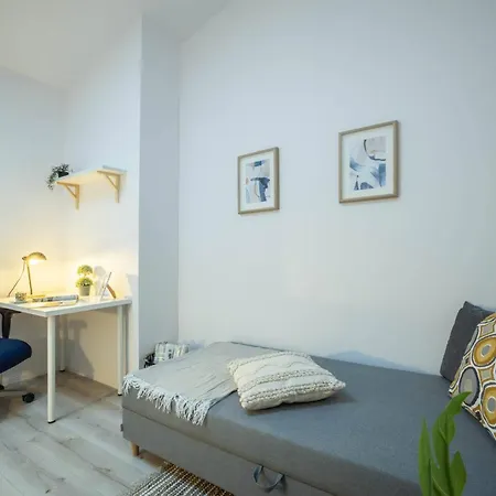 Apartment Centric Rooftop 4 Bedroom *