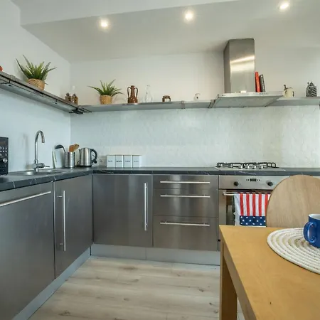 Centric Rooftop 4 Bedroom Apartment Lodz