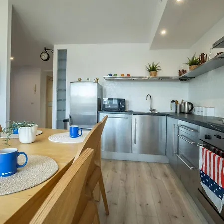 Apartment Centric Rooftop 4 Bedroom Lodz